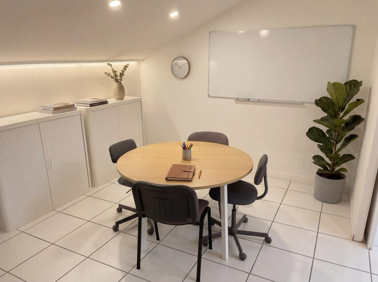 Petite salle de réunion dans un coworking à Agen avec tableau blanc
